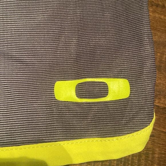 Oakley Men's Black and Yellow Board Shorts size 38 - Picture 2 of 11